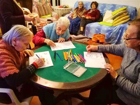 Anziani in un centro diurno che partecipano ad attività ricreative