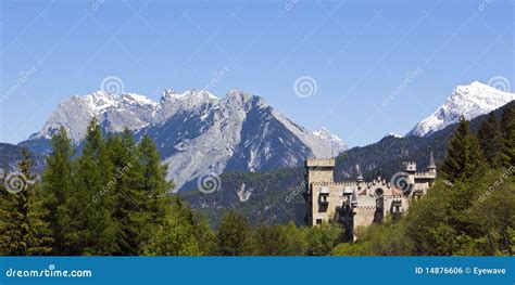Panorama alpino con castello