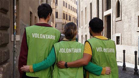 Giovani volontari che aiutano persone in difficoltà