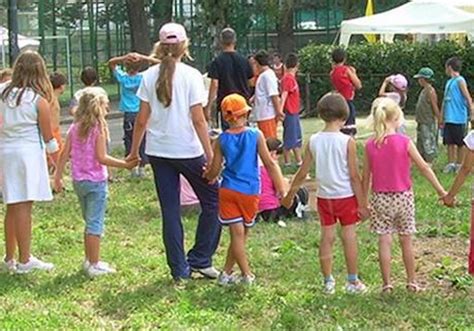 Bambini che partecipano a un'attività di gruppo guidata