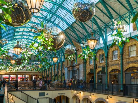 Scena di Eliza Doolittle che vende fiori a Covent Garden
