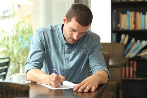 Persona che scrive su un quaderno