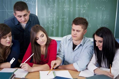 Un gruppo di studenti di psicologia in aula con un professore