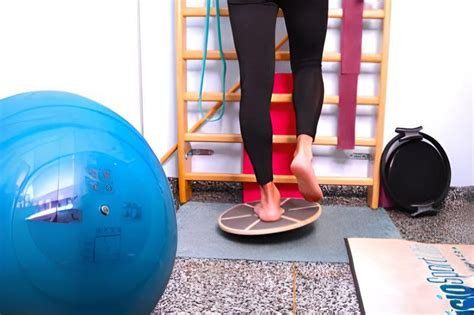 Bambino su un disco propriocettivo