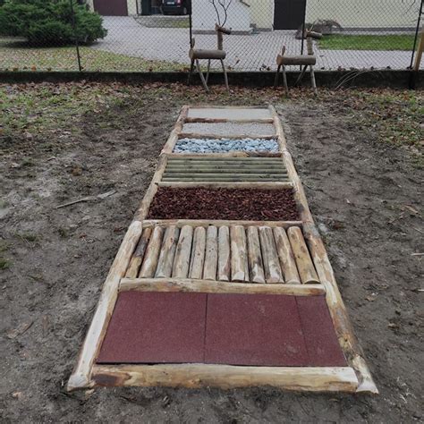 Percorso sensoriale con materiali naturali