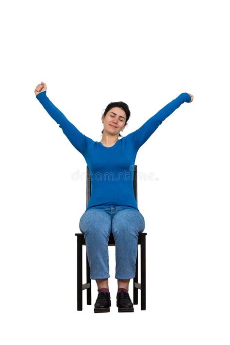 Una persona seduta in posizione rilassata, con gli occhi chiusi