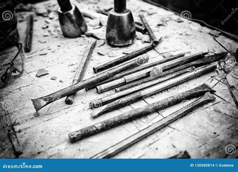 Collezione di antichi strumenti in pietra