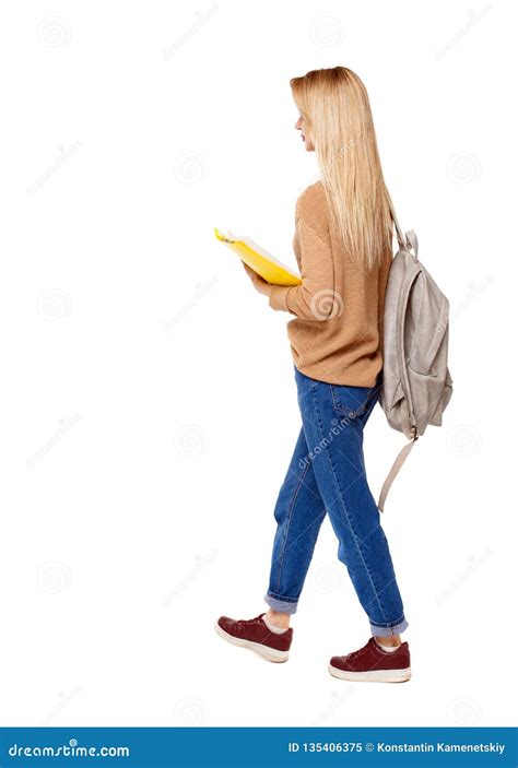 Immagine metaforica di una persona che cammina lentamente con uno zaino pieno di pietre sulle spalle.