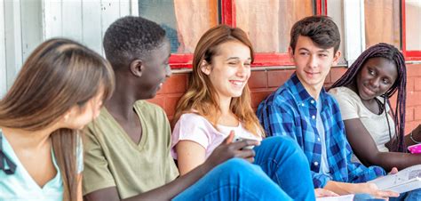 Illustrazione di un gruppo di adolescenti che partecipano a un workshop di prevenzione psicologica.