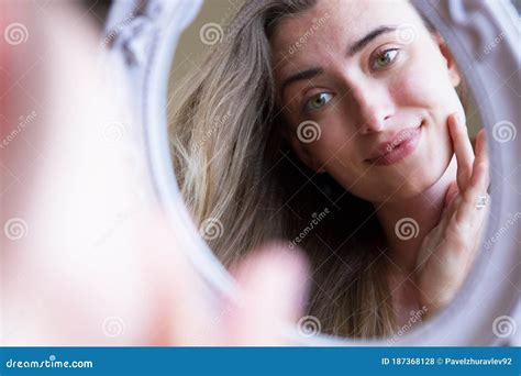 Ragazza che guarda riflesso distorto allo specchio