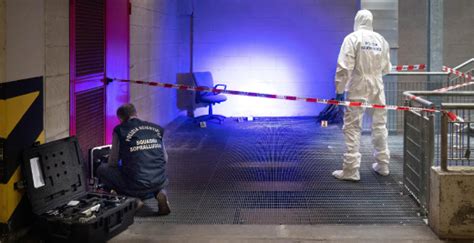 Batman che indaga sulla scena del crimine