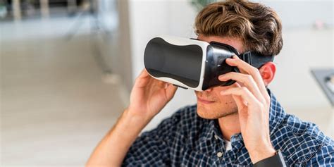 Persona che indossa un visore per la realtà virtuale in un contesto di riabilitazione