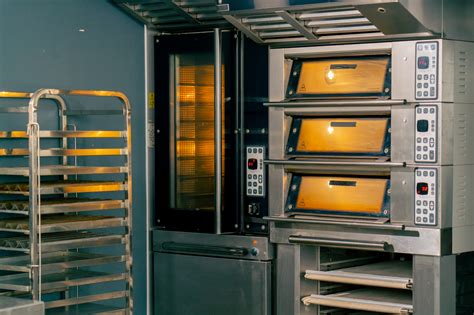 Diverse tipologie di forni professionali: a convezione, combinato, a microonde