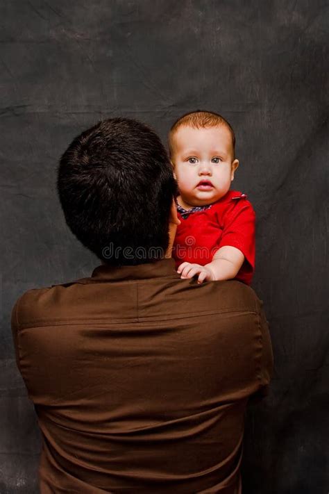 Bambino che osserva una scena di tensione familiare