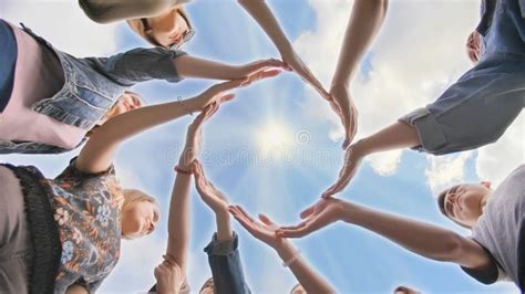 Immagine di persone che si tengono per mano in cerchio, simboleggiando supporto