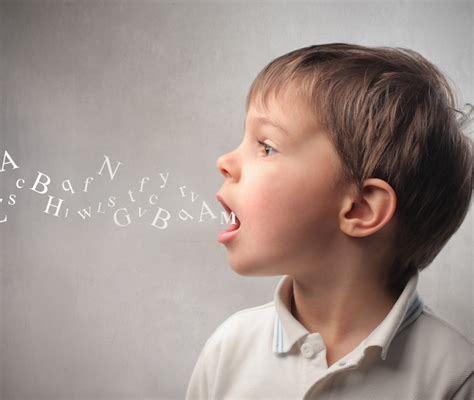 Bambino piccolo che impara a parlare