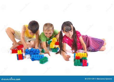 Bambini che giocano con blocchi da costruzione