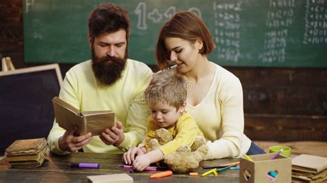 Adulti che insegnano a bambini