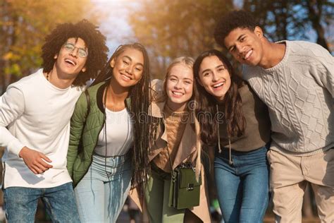 Gruppo di adolescenti che balla a una festa