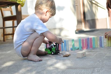 bambino che gioca da solo a scuola