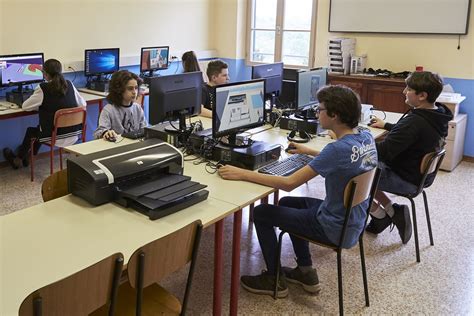 Studenti che lavorano in un laboratorio di informatica su un progetto di robotica
