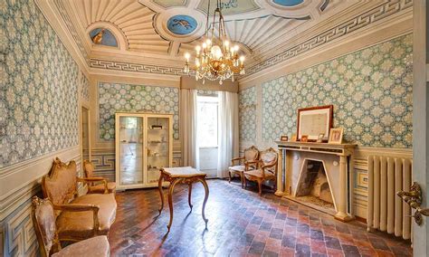 Interno di una casa Biedermeier con mobili semplici e confortevoli