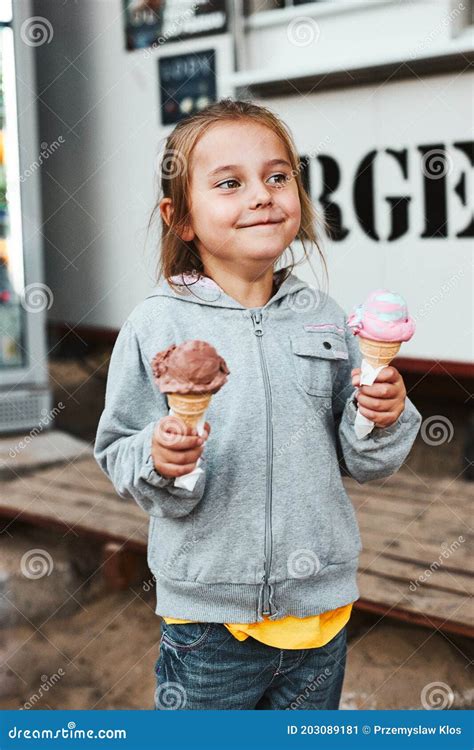 bambina triste con cibo davanti