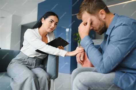 Psicologa che lavora con un paziente