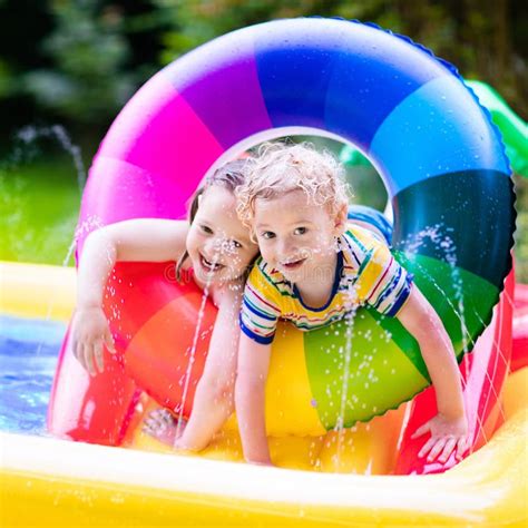 Bambini che giocano in una piscina con materiale galleggiante