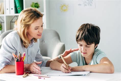 Bambino che disegna con uno psicologo
