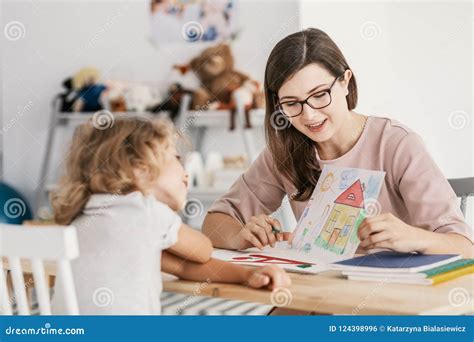 Illustrazione di un terapista che interagisce con un bambino