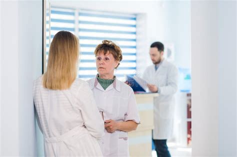 Team medico che discute un caso