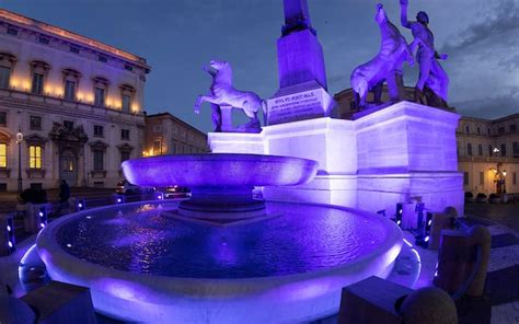 monumenti illuminati di blu