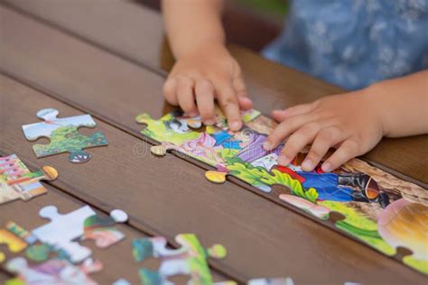 bambino che gioca con un puzzle