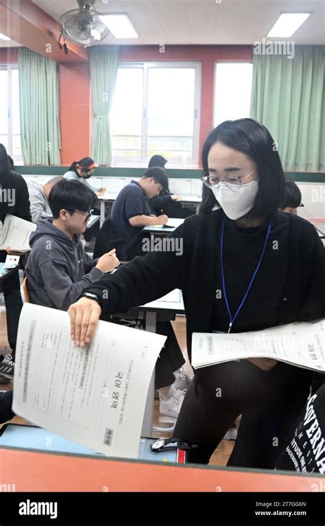 Studenti che sostengono un test di ammissione universitario