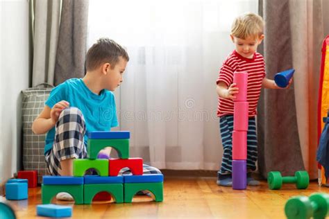 Bambini che giocano con blocchi colorati