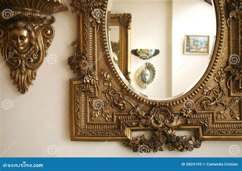 Riflessi di un volto in uno specchio antico