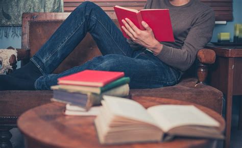 Persona che cerca di leggere un libro in un ambiente rumoroso