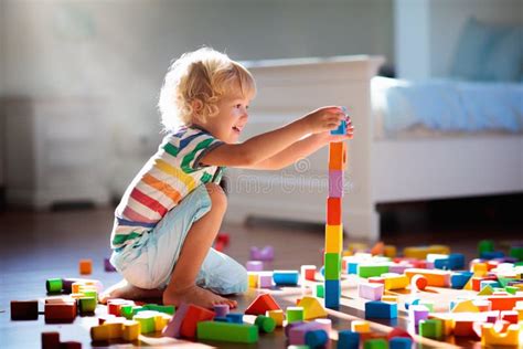 Bambino che gioca con blocchi
