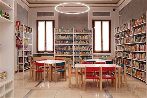 Interno di una biblioteca moderna con aree lettura accoglienti