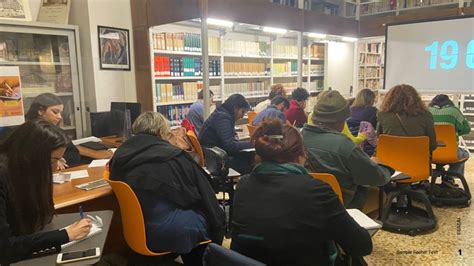 Partecipanti a un workshop di scrittura creativa in una biblioteca