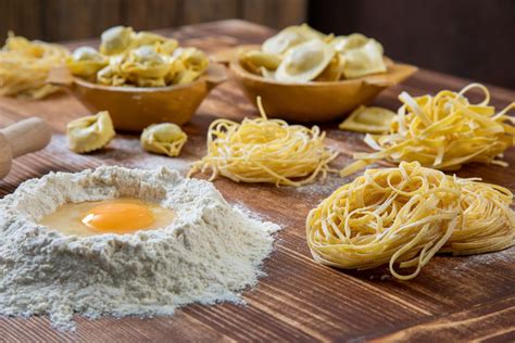 Ingredienti base per la pasta fresca: farina e uova