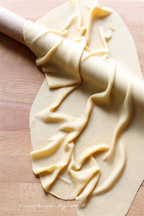 Stesura della sfoglia di pasta fresca con il matterello