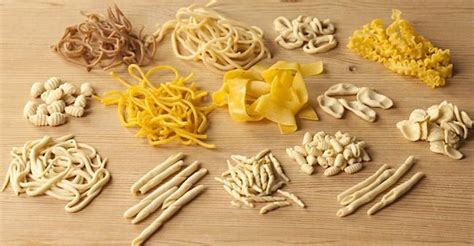Vari formati di pasta fresca tagliata a mano