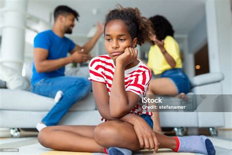 Bambino che guarda i genitori con tristezza