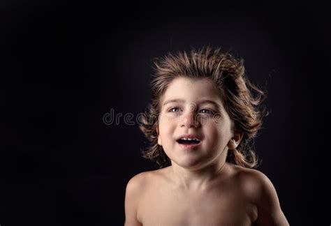 Bambino con un'espressione ansiosa e insicura