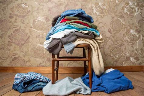 sedia piena di vestiti