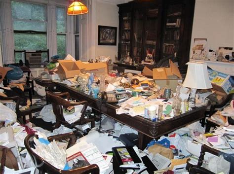 casa invasa da oggetti accumulati