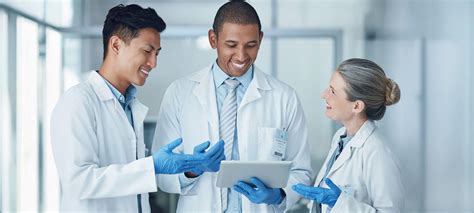 Professionisti sanitari che studiano da un computer