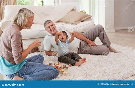 Bambino che gioca con i genitori